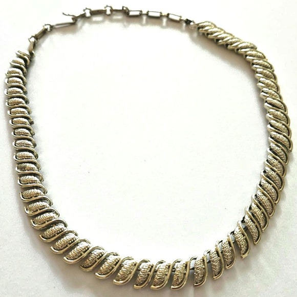 Gilded Glamour: Vintage Coro S-Link Necklace & Leaf Earrings Set - Picture 6 of 14